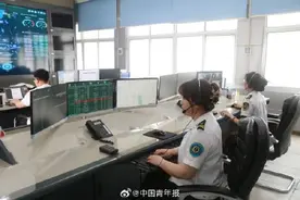 120调度员14分钟保持通话救下轻生女孩图片