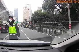 等红灯时不要刷手机！上海一司机被罚款200元、扣3分……市民对执法有疑惑，交警解释→图片