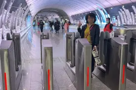 上海地铁试点“闸机常开门”首日：个别乘客有困惑，跑步强闯会被拦图片