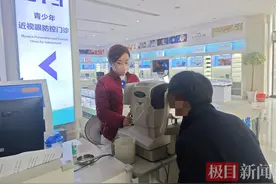16岁少年双眼近视度数相差750度，医生提醒：这类眼病莫忽视图片