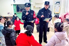 小故事讲出“大道理” ，青年民警寓教于乐向娃娃们普法图片