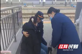 列车上旅客腹痛难忍  株洲火车站工作人员紧急救助图片