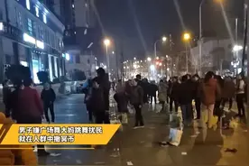 撒冥币驱赶广场舞大妈，“以暴制暴” 不可取 | 新京报快评图片