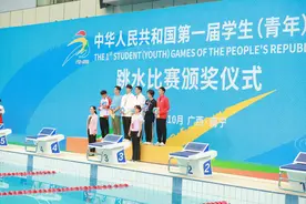 广州队和严鑫分获学青会跳水比赛女子团体和男子一米板金牌图片
