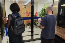 认知障碍大爷在美发店充值近60万元，不能退款就完事了图片