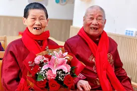 “甜到了！这就是爱情最美的样子！”钻石婚老人现场解锁“幸福密码”图片