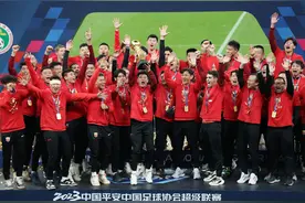 （体育）足球——中超：上海海港队获颁冠军奖杯图片