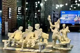“蝴蝶兰”迎来著名建筑师雕塑作品图片