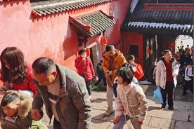 新春走基层丨沅陵县龙兴讲寺景区：新年为游客赠送非遗礼品图片