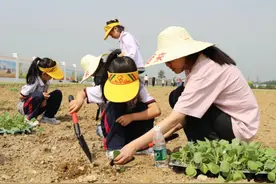 500名大中小学生在北京农学院同上一堂耕读教育课图片
