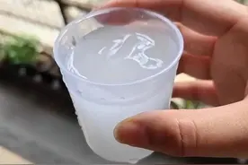 武汉一社区流出乳白色自来水，犹如“牛奶”，水务集团回应……图片