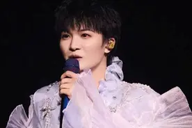 歌手周深在美国演唱《灯火里的中国》，网友：谁懂这一刻的含金量图片