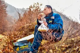 深山邮递员的执着坚守图片