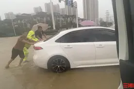2024防汛火线丨周一早高峰遭遇暴雨，长沙交警“硬核”守护图片