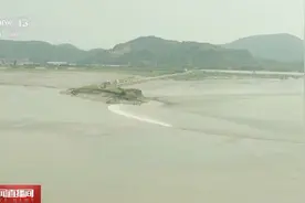空中追潮！俯瞰变幻莫测的潮涌奇观图片