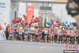 万余名中外跑友同场竞技 湖南娄底马拉松跑进绿色工厂图片