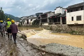 这座700多年的地标，被冲毁了图片