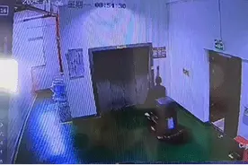 有人骑着扫地机器人坠楼，竟一秒“消失”！图片