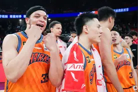 CBA赛场，上海久事男篮已是十二连胜图片