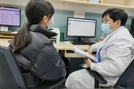 吓人！女子身上出现莫名红斑，医生：有这个习惯小心中招……图片