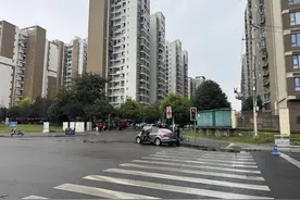 “三区交界”万人小区开行摆渡车被叫停 居民期盼“通行难”得到根治｜云求助图片