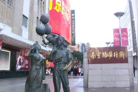 南京路步行街舞龙舞狮，新年首日传统氛围满满图片