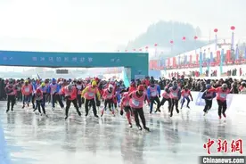 中外选手在吉林白山挑战“冰雪马拉松”图片