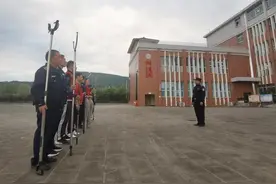 警民齐心，携手处突 达州市达川区桥湾初中2024年秋“警民携手”反恐防暴演练图片