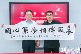 端午节前，这群大朋友给“星星的孩子”送温暖图片