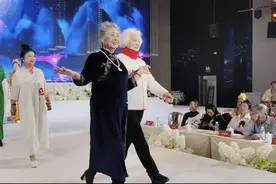 飒！长沙74岁奶奶走T台5年获奖数十次：就爱和年轻人玩，要活出老年人的精彩图片