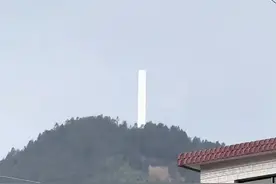 女子过年走亲戚看到“神秘光柱”，回应：是风力发电站立柱，还在组装中图片
