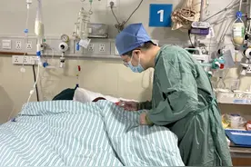 “烧伤妈妈”出院了！哽咽发声：除了感谢还是感谢图片