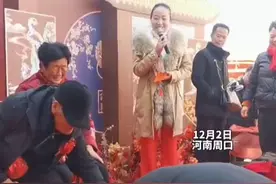 这一幕温馨又感动！老兵退伍，妻子带着女儿接他回家。祝福之后的生活顺利、幸福！图片