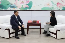 江苏金湖县委书记贺宝祥：做好金山银山和绿水青山融合大文章图片