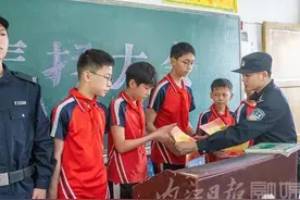 内江5名少年拾得千元现金 主动交给警察｜看见正能量图片