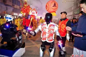 （新春见闻）浙江多地上演“赛博元宵” 机器狗变身“狮子狗”图片
