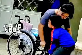 感动！瘫痪妈妈不慎从轮椅上摔下，4岁儿子一次次努力终于把妈妈扶上轮椅图片