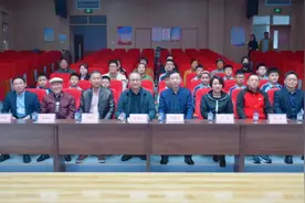 爱心捐资暖童心，慈善点亮幸福梦——青岛小草公益实施“青岛亿联鲲鹏助学金”在昆仑山路小学举行捐助发放仪式图片