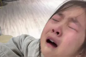5岁女孩不会写生字被妈妈误会 大哭诉苦 连说4遍：我心好痛! 妈妈：她觉得被冤枉了 向她道歉图片