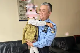 3岁小女孩独自跑到工地玩耍，一身泥还不知道自己家在何方——图片