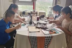 景汇小学三（3）中队“成长共同体”成员共绘缤纷假日图片