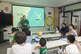 启智少年蓝天梦，南京南秀村社区无人机体验小课堂开课了图片