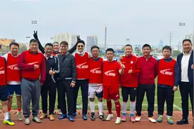 中冠同心 草根同行——草长莺飞绿茵场曲靖球迷竞技忙图片