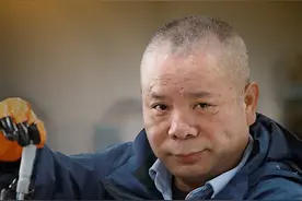 师傅的荣耀丨肖进春：“泡沫”+“海绵”，以匠心铸就新能源电池的传奇图片