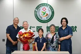 洛阳男子找到49年前的救命恩人，激动到跪下谢恩图片