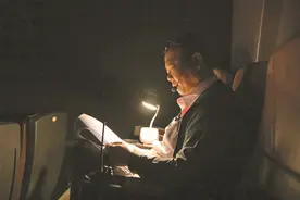 志愿者李志刚：口述影像助视障者“看”电影图片
