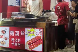 哈尔滨“冰糖葫芦男神“走红，女游客专程打卡，本人回应：我孩子明年都上小学了图片