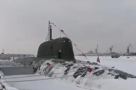 普京在冰天雪地中参加两艘核潜艇入列升旗仪式视频封面