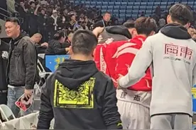 愿无大碍！京粤大战徐杰末节不幸崴脚，被队友搀扶回更衣室图片