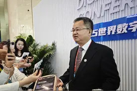 对话武汉大学校长张平文：不存在过度使用AI的问题，教师适应不了，会被学生淘汰图片